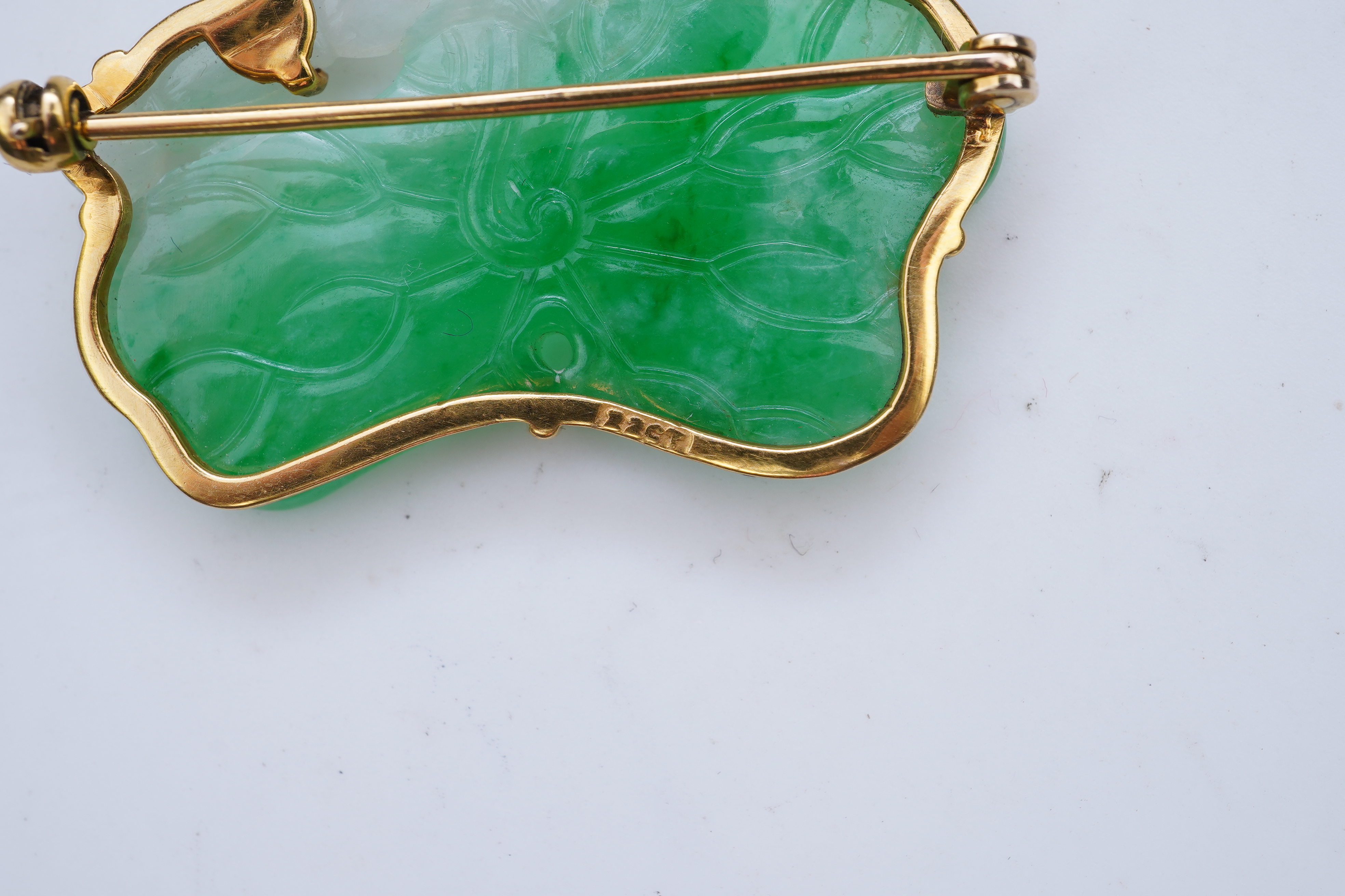 A gold and jadeite brooch